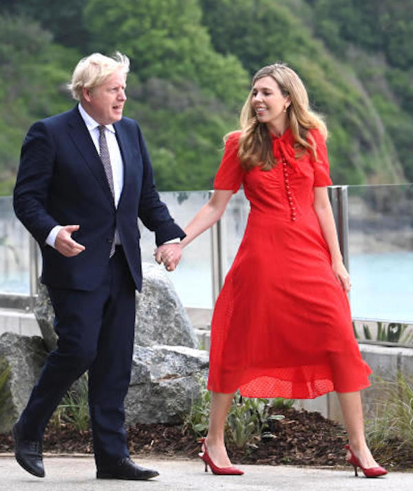 Debutto in rosso per Carrie Symonds la First Lady  neo posa di Boris Johnson