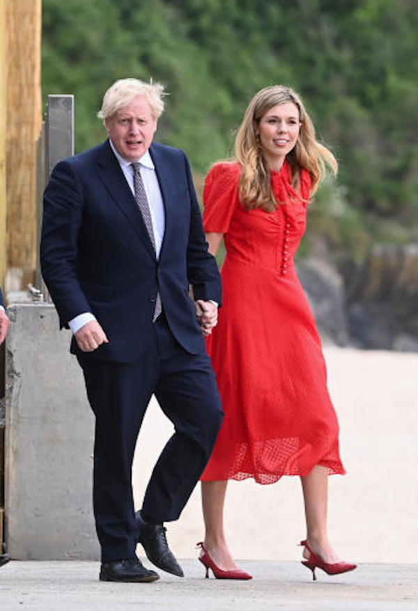 Debutto in rosso per Carrie Symonds la First Lady  neo posa di Boris Johnson