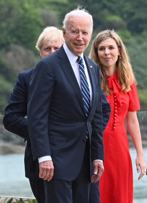 Debutto in rosso per Carrie Symonds la First Lady  neo posa di Boris Johnson