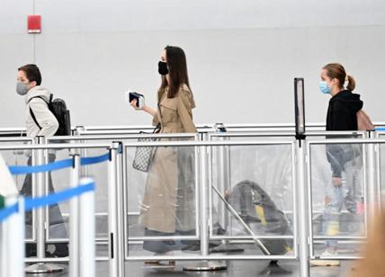 Angelina Jolie arriva all'aeroporto di JFK ,new york, con i suoi 6 figli