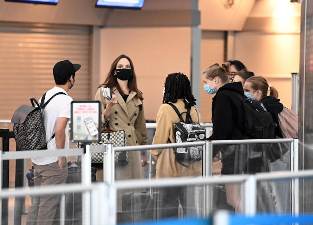 Angelina Jolie all'aeroporto di New York JFK  ,con i suoi 6 figli 