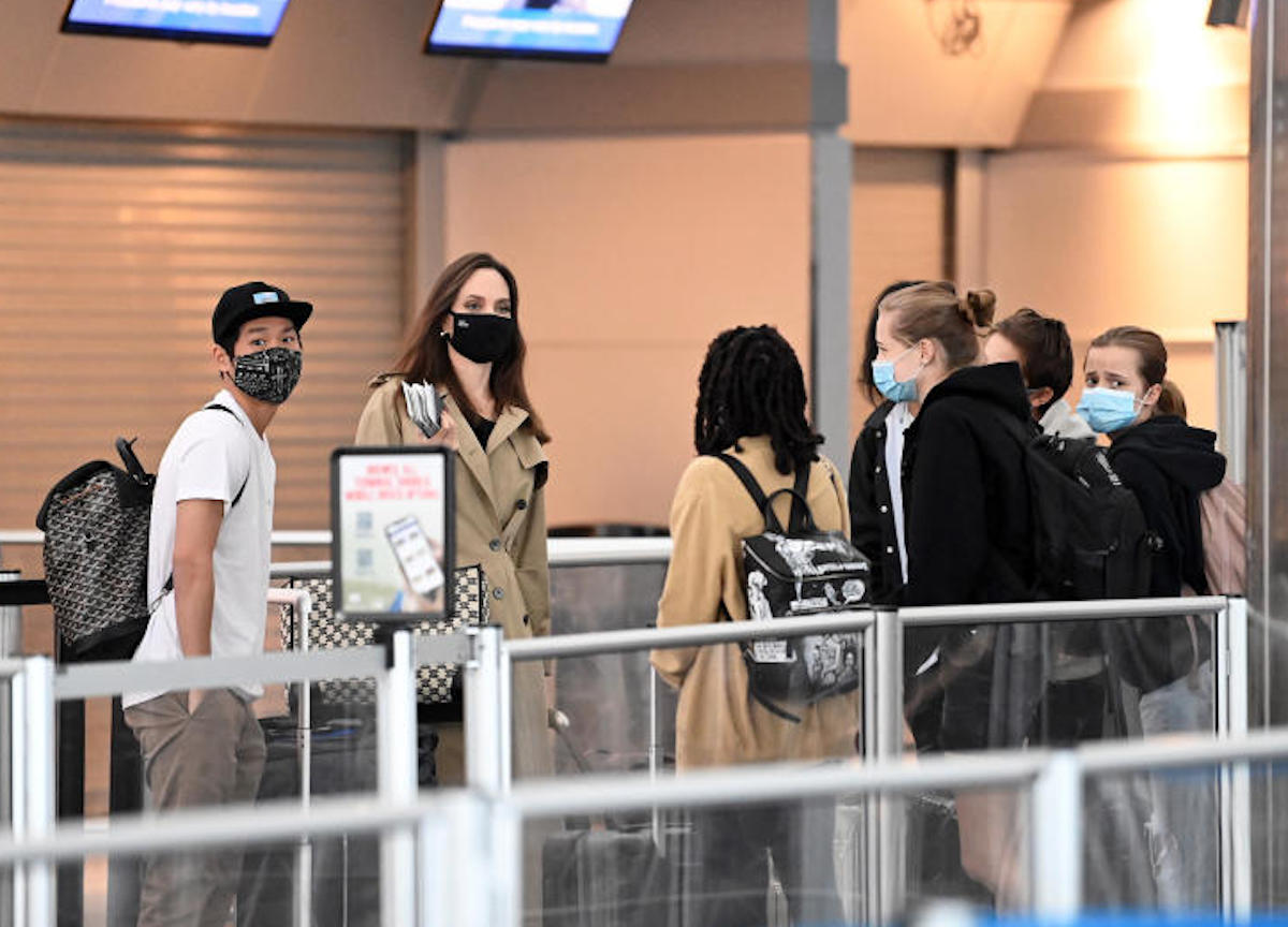 Angelina Jolie all'aeroporto di New York JFK  ,con i suoi 6 figli 