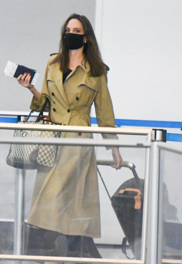 Angelina Jolie all'aeroporto di New York JFK  ,con i suoi 6 figli 
