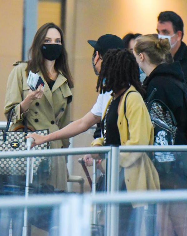Angelina Jolie all'aeroporto di New York JFK  ,con i suoi 6 figli 