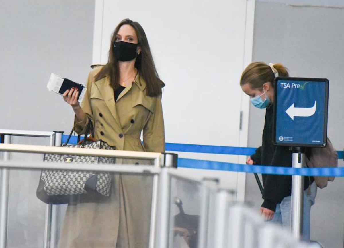 Angelina Jolie all'aeroporto di New York JFK  ,con i suoi 6 figli 
