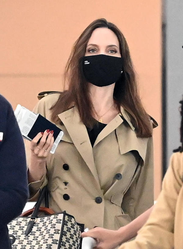 Angelina Jolie all'aeroporto di New York JFK  ,con i suoi 6 figli 