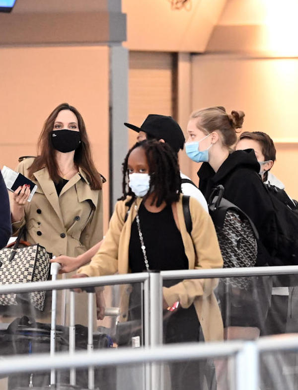 Angelina Jolie all'aeroporto di New York JFK  ,con i suoi 6 figli 