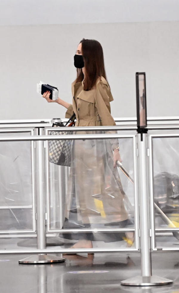 Angelina Jolie all'aeroporto di New York JFK  ,con i suoi 6 figli 