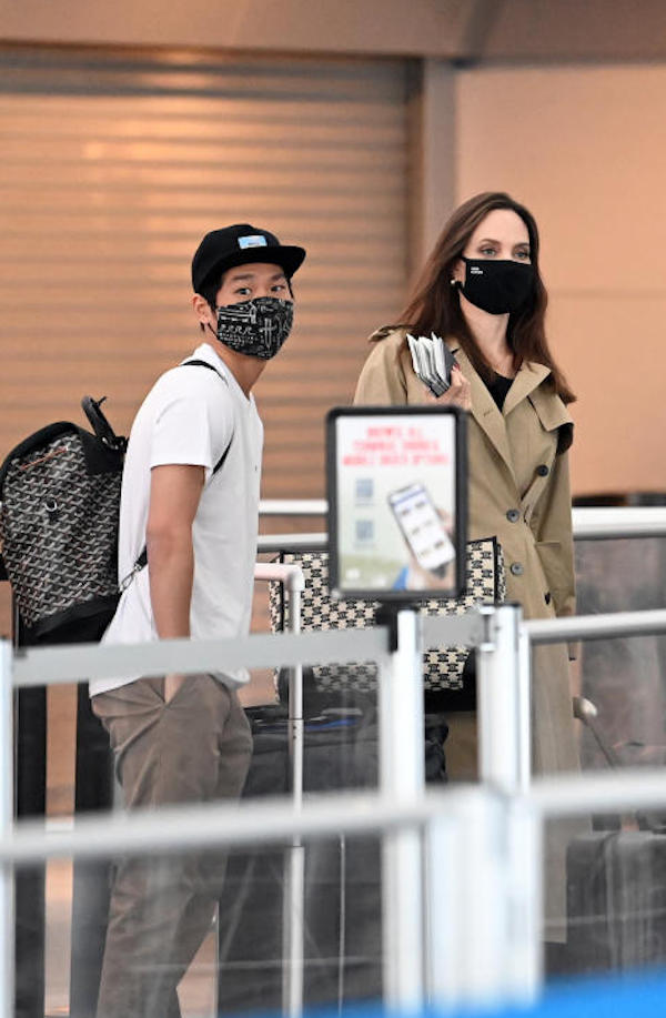 Angelina Jolie all'aeroporto di New York JFK  ,con i suoi 6 figli 