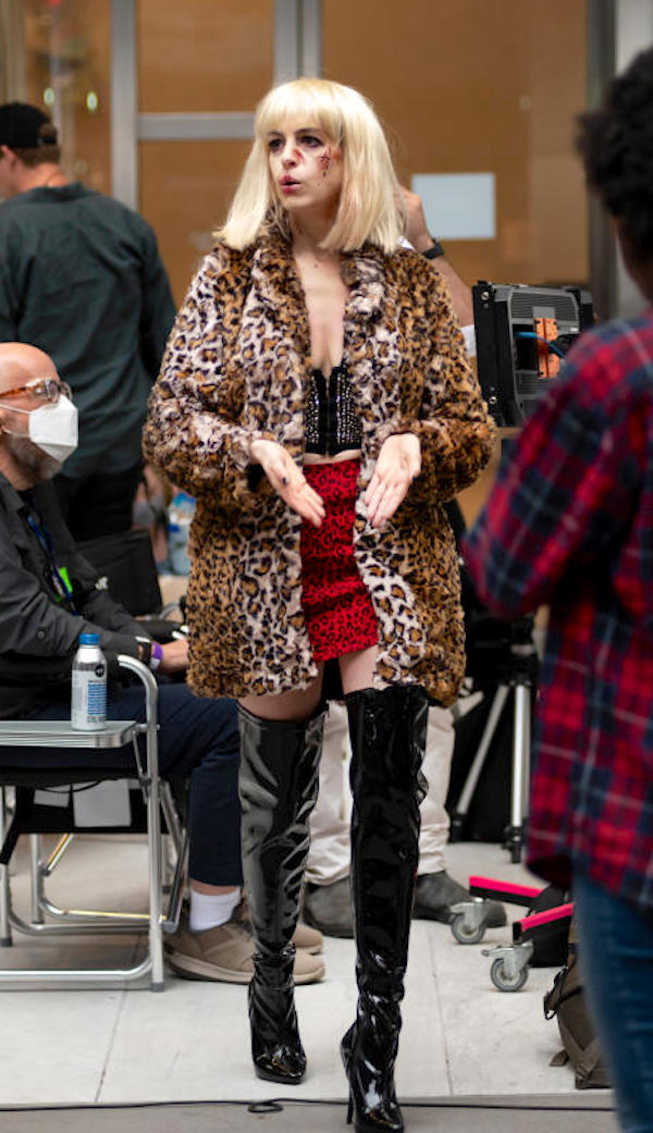 New York,Anne Hathaway sul set gira una scena molto drammatica New York,Anne Hathaway sul set gira una scena molto drammatica