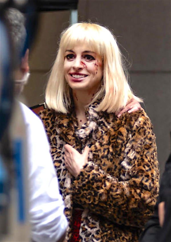 New York,Anne Hathaway sul set gira una scena molto drammatica New York,Anne Hathaway sul set gira una scena molto drammatica