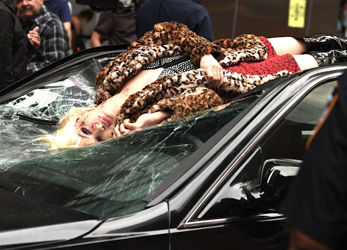 New York,Anne Hathaway sul set gira una scena molto drammatica