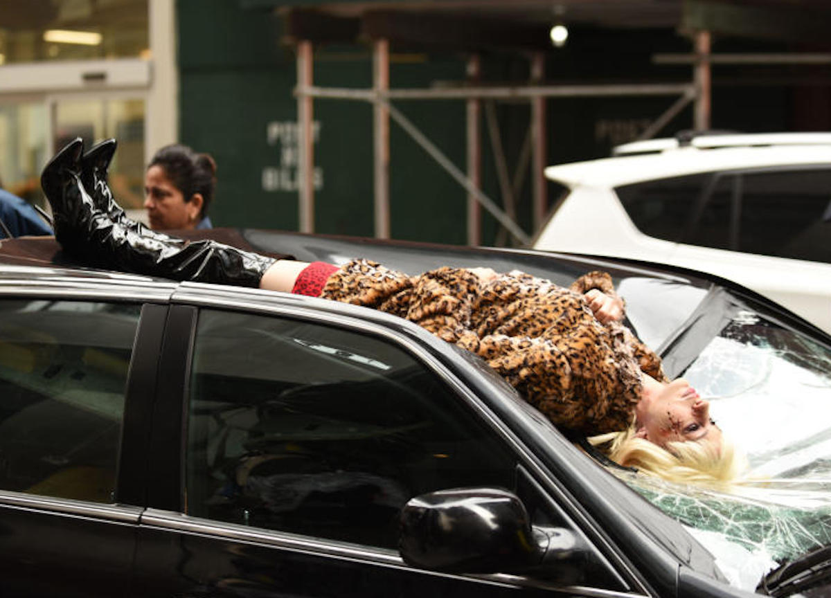 New York,Anne Hathaway sul set gira una scena molto drammatica
