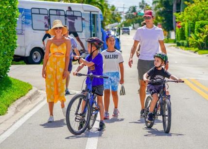 Miami,  Ivanka Trump e il marito Jared Kushner a passeggio con i 3 figli