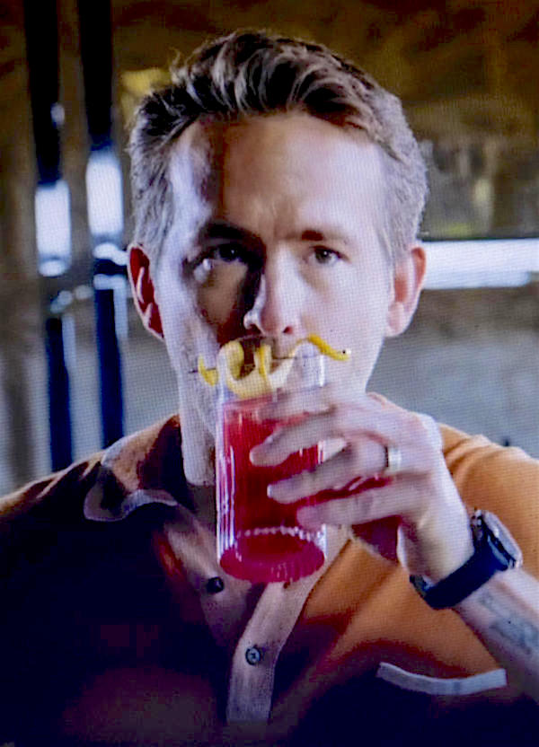 Ryan Reynolds prepara un cocktail che ha chiamato  'The Vasectomy'  