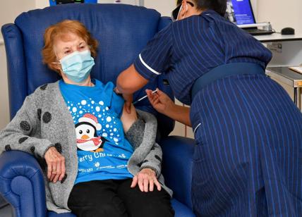Covid, vaccinazioni al via in Gran Bretagna: prima è una 90enne nordirlandese