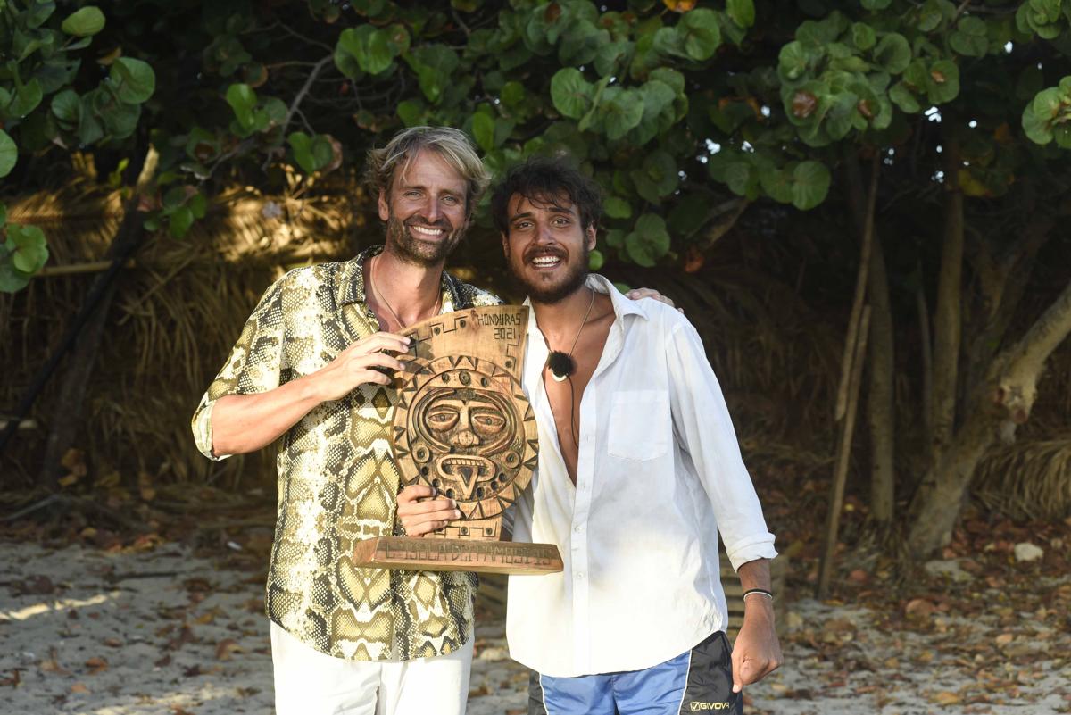 Isola dei Famosi 2021 - Awed e Massimiliano Rosolino Isola dei Famosi 2021 - Awed e Massimiliano Rosolino