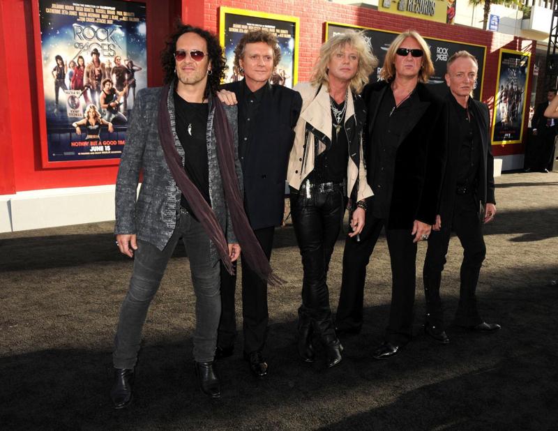 JOE ELLIOTT – Il cantante dei Def Leppard (secondo da destra nella foto) è stato letteralmente sconvolto dalla morte del suo idolo di gioventù: “Bowie ha trasformato il mio mondo in bianco e nero in un mondo a colori. Se non fosse stato per Ziggy Stardust, non sarei mai entrato a far parte di una band” JOE ELLIOTT – Il cantante dei Def Leppard (secondo da destra nella foto) è stato letteralmente sconvolto dalla morte del suo idolo di gioventù: “Bowie ha trasformato il mio mondo in bianco e nero in un mondo a colori. Se non fosse stato per Ziggy Stardust, non sarei mai entrato a far parte di una band”