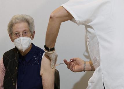 Vaccino, la badante furbacchiona: si inocula al posto dell'anziana, denunciata