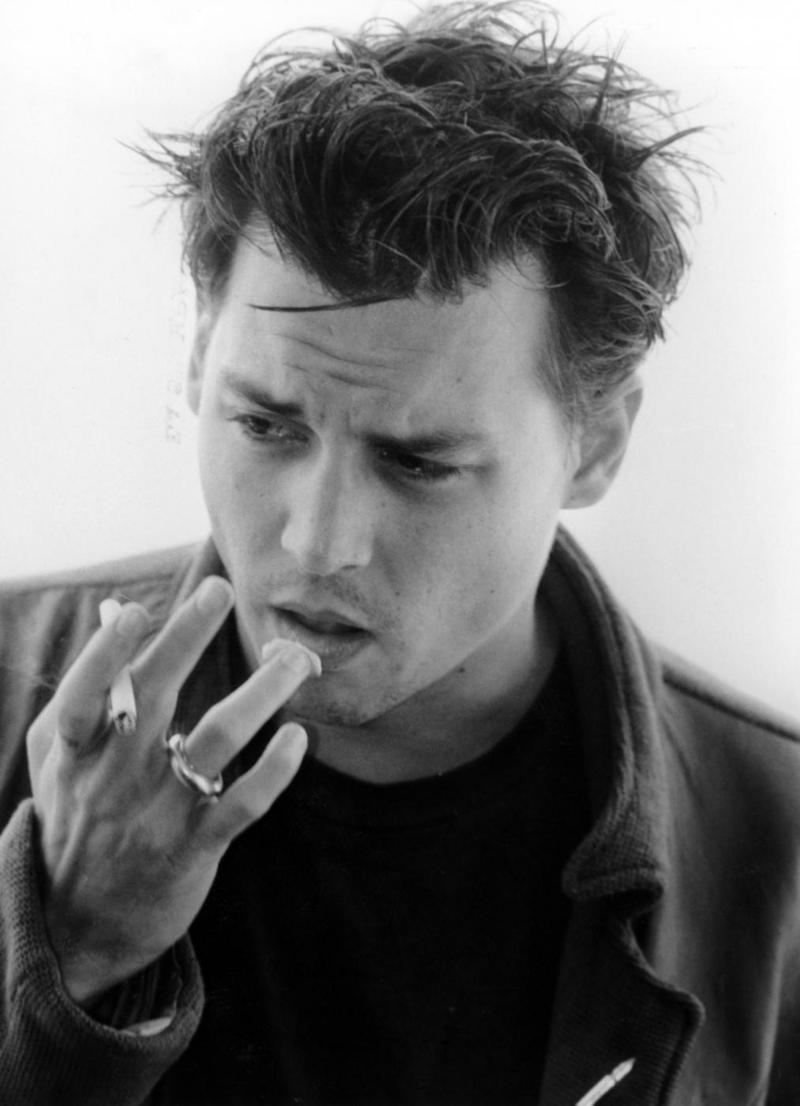 Un giovanissimo Johnny Depp del 1995, quando era considerato uno degli uomini più belli del mondo