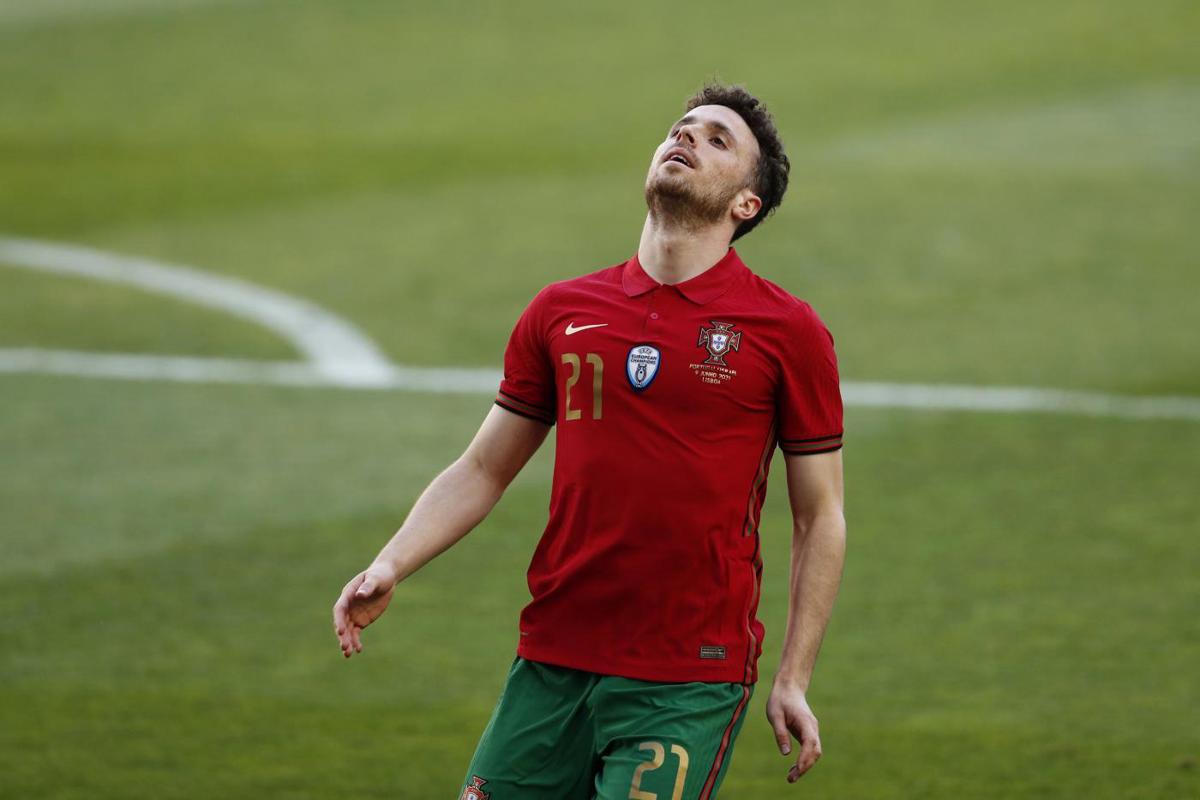 DIOGO JOTA (PORTOGALLO) – 24enne autore di nove gol nell'ultima stagione con il Liverpool, accanto a un giocatore di grande esperienza e indiscussa levatura tecnica come Cristiano Ronaldo può dare vita a una coppia davvero formidabile per l'attacco lusitano. DIOGO JOTA (PORTOGALLO) – 24enne autore di nove gol nell'ultima stagione con il Liverpool, accanto a un giocatore di grande esperienza e indiscussa levatura tecnica come Cristiano Ronaldo può dare vita a una coppia davvero formidabile per l'attacco lusitano.