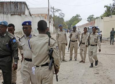 La polizia somala sul luogo di un'esplosione a Mogadiscio