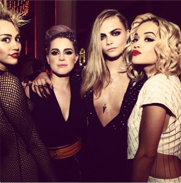 Amiche speciali su Twitter: Miley Cyrus con Cara Delevingne e Rita Ora Amiche speciali su Twitter: Miley Cyrus con Cara Delevingne e Rita Ora