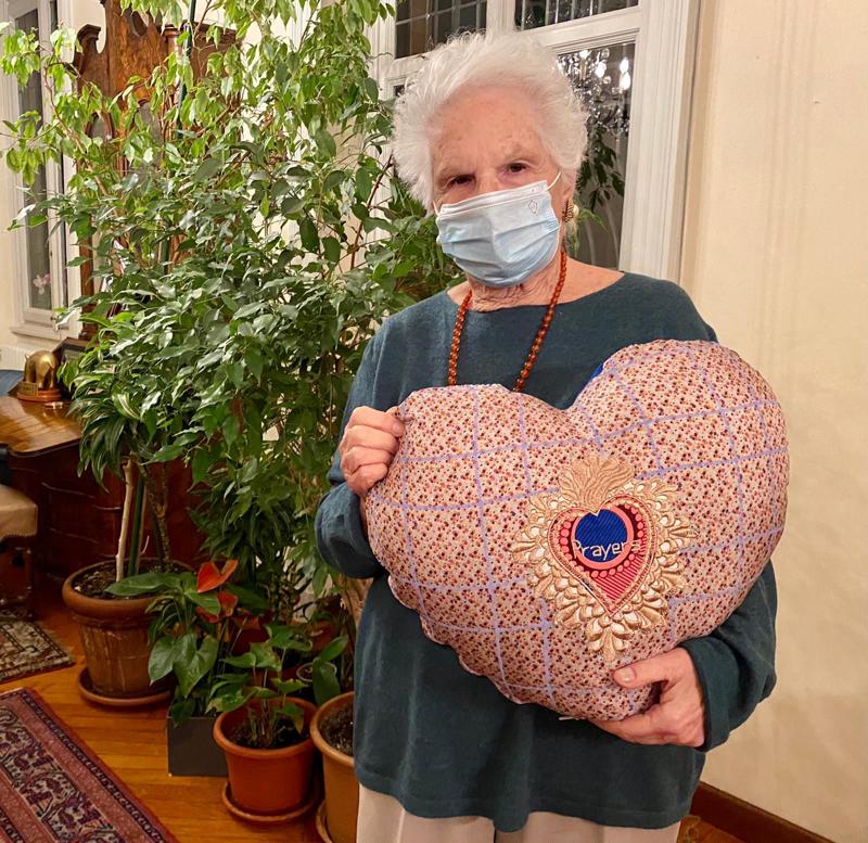 La Senatrice Liliana Segre con uno dei "cuori della gratitudine", realizzati mescolando materiali tipici della tradizione africana e di quella veneta