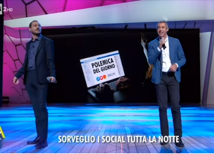 Luca e Paolo cantano i "giustizieri del web" sulle note di "Mi vendo". VIDEO