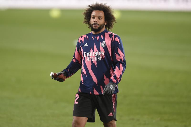 MARCELO – Il calciatore del Real Madrid ha rivelato di aver avuto un attacco di panico prima della finale di Champions League del 2018, contro il Liverpool. “Essere nervosi nel calcio è normale, ma quella volta non riuscivo proprio a respirare: mi si era bloccato qualcosa nel petto”, ha spiegato il brasiliano. Per sua fortuna, questo non gli ha impedito di vincere l’ambito trofeo e proseguire una carriera ricca di successi (foto: LaPresse) MARCELO – Il calciatore del Real Madrid ha rivelato di aver avuto un attacco di panico prima della finale di Champions League del 2018, contro il Liverpool. “Essere nervosi nel calcio è normale, ma quella volta non riuscivo proprio a respirare: mi si era bloccato qualcosa nel petto”, ha spiegato il brasiliano. Per sua fortuna, questo non gli ha impedito di vincere l’ambito trofeo e proseguire una carriera ricca di successi (foto: LaPresse)