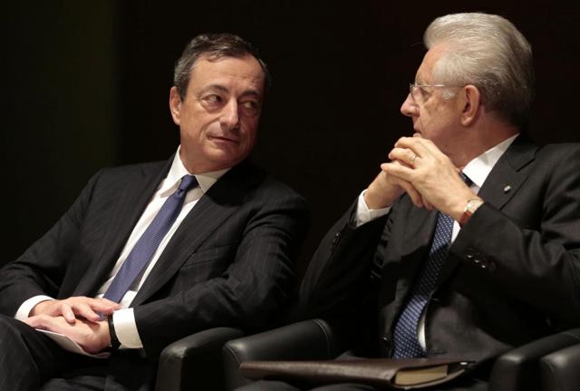 Mario Draghi e Mario Monti (LaPresse) Mario Draghi e Mario Monti (LaPresse)