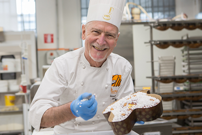 PASTICCERIA MARTESANA MILANO – Martesana Milano è una pasticceria artigianale fondata nel 1966, quando ancora le acque del naviglio milanese scorrevano a vista. Diretta da Vincenzo Santoro e dal Capo pasticcere Davide Comaschi, è oggi diventata un punto di riferimento a Milano, affermandosi tra le migliori in Italia. Deliziosa la Colomba classica, soffice e gustosa. Novità 2019 è la Colomba Fiori di Pesco, con confettura di pesca e copertura di cioccolato bianco e amaretti. Creata solo con lievito madre – che il maestro Santoro conserva da oltre cinquant’anni -, burro di prima qualità, tempo e cura artigianale, la delicata confettura di pesco aggiunge una nota fresca al lievitato. Da provare oltre alla versione vegana anche quella Primavera con copertura di cioccolato bianco con all'interno crema al limoncello e amarene... PASTICCERIA MARTESANA – Via Cagliero, 14 Milano. PASTICCERIA MARTESANA MILANO – Martesana Milano è una pasticceria artigianale fondata nel 1966, quando ancora le acque del naviglio milanese scorrevano a vista. Diretta da Vincenzo Santoro e dal Capo pasticcere Davide Comaschi, è oggi diventata un punto di riferimento a Milano, affermandosi tra le migliori in Italia. Deliziosa la Colomba classica, soffice e gustosa. Novità 2019 è la Colomba Fiori di Pesco, con confettura di pesca e copertura di cioccolato bianco e amaretti. Creata solo con lievito madre – che il maestro Santoro conserva da oltre cinquant’anni -, burro di prima qualità, tempo e cura artigianale, la delicata confettura di pesco aggiunge una nota fresca al lievitato. Da provare oltre alla versione vegana anche quella Primavera con copertura di cioccolato bianco con all'interno crema al limoncello e amarene... PASTICCERIA MARTESANA – Via Cagliero, 14 Milano.