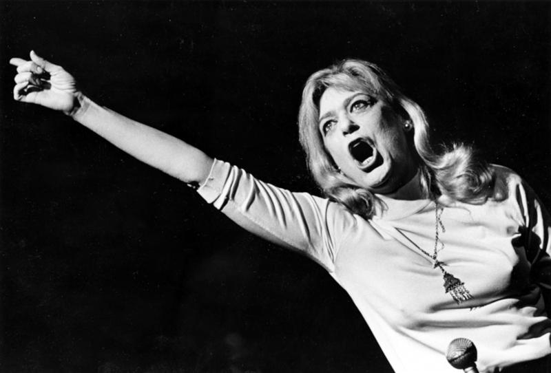 Melina Mercouri era la nipote prediletta del sindaco di Atene Spyros Mercouris e figlia del deputato e ministro greco Stamatis Mercouris, ma soprattutto una grande attrice di teatro e cinema. In seguito si è impegnata in politica, svolgendo il ruolo di deputata e ministra Melina Mercouri era la nipote prediletta del sindaco di Atene Spyros Mercouris e figlia del deputato e ministro greco Stamatis Mercouris, ma soprattutto una grande attrice di teatro e cinema. In seguito si è impegnata in politica, svolgendo il ruolo di deputata e ministra