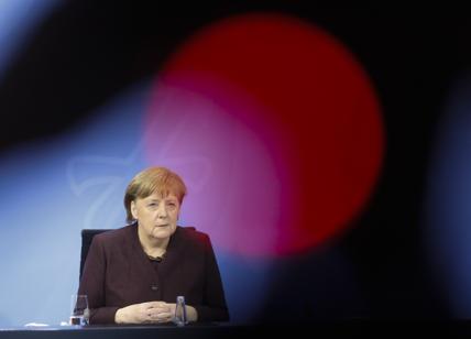 Elezioni Germania, Merkel "scende in campo". Ma il favorito resta Scholz