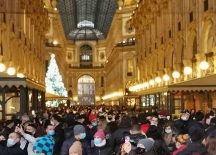 Milano, prima domenica in zona gialla: folla in centro per lo shopping