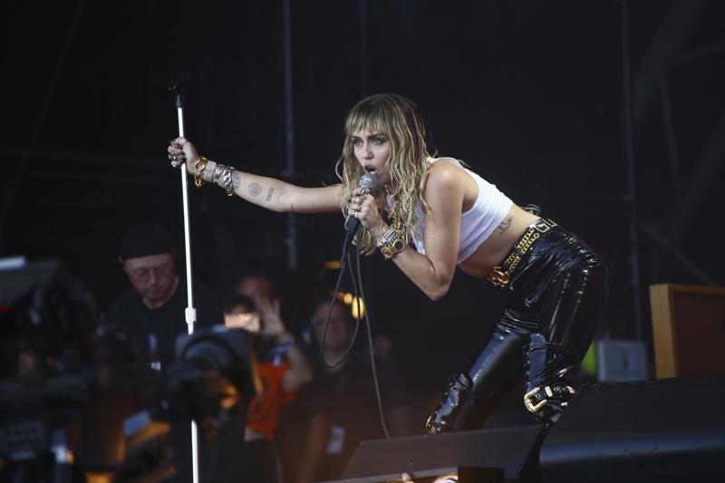 Grande performer, Miley Cyrus ha dimostrato di non essere solo un fenomeno "per ragazzini" grazie al duetto con Billy Idol in "Rebel Yell" e a cover decisamente ben riuscite come "Heart of Glass" (Blondie) e "Just Breathe" (Pearl Jam) Grande performer, Miley Cyrus ha dimostrato di non essere solo un fenomeno "per ragazzini" grazie al duetto con Billy Idol in "Rebel Yell" e a cover decisamente ben riuscite come "Heart of Glass" (Blondie) e "Just Breathe" (Pearl Jam)