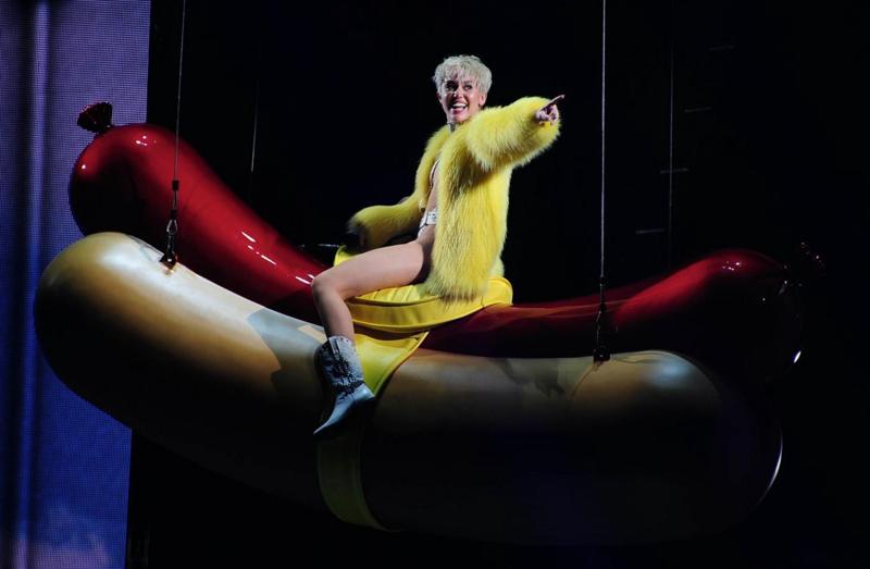 Lanciata da ragazzina nella serie Disney "Hannah Montana", crescendo Miley Cyrus si è voluta distaccare dall'immagine degli esordi, adottando uno stile sexy e provocatorio - NPG.com Job 021714X3 Non-Exclusive February 16th, 2014 Tacoma, WA NPG.com LaPresse Only Italy Lanciata da ragazzina nella serie Disney "Hannah Montana", crescendo Miley Cyrus si è voluta distaccare dall'immagine degli esordi, adottando uno stile sexy e provocatorio - NPG.com Job 021714X3 Non-Exclusive February 16th, 2014 Tacoma, WA NPG.com LaPresse Only Italy
