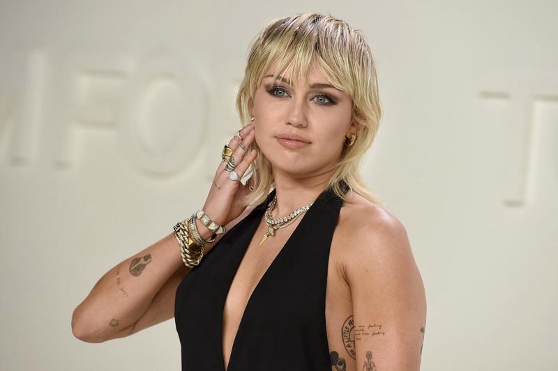 Miley Cyrus presenta "Angels like you", nuovo singolo tratto da "Plastic Hearts" Miley Cyrus presenta "Angels like you", nuovo singolo tratto da "Plastic Hearts"