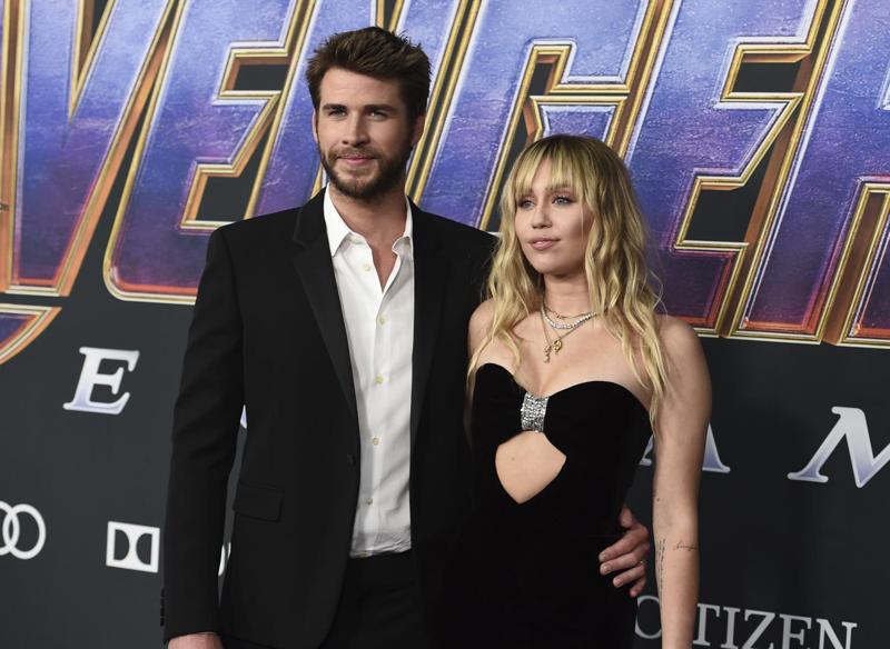 Miley Cyrus con il suo ex marito Liam Hemsworth. La loro è stata una relazione decisamente turbolenta. Si sono conosciuti nel 2009 durante le riprese del film "The Last Song", ma si sono presi e lasciati più volte. Nel 2016 hanno ripreso a fare coppia fissa e nel dicembre 2018 si sono sposati. Appena otto mesi dopo, nell'agosto 2019, Hemsworth ha chiesto il divorzio, che è stato finalizzato nel gennaio 2020 Miley Cyrus con il suo ex marito Liam Hemsworth. La loro è stata una relazione decisamente turbolenta. Si sono conosciuti nel 2009 durante le riprese del film "The Last Song", ma si sono presi e lasciati più volte. Nel 2016 hanno ripreso a fare coppia fissa e nel dicembre 2018 si sono sposati. Appena otto mesi dopo, nell'agosto 2019, Hemsworth ha chiesto il divorzio, che è stato finalizzato nel gennaio 2020