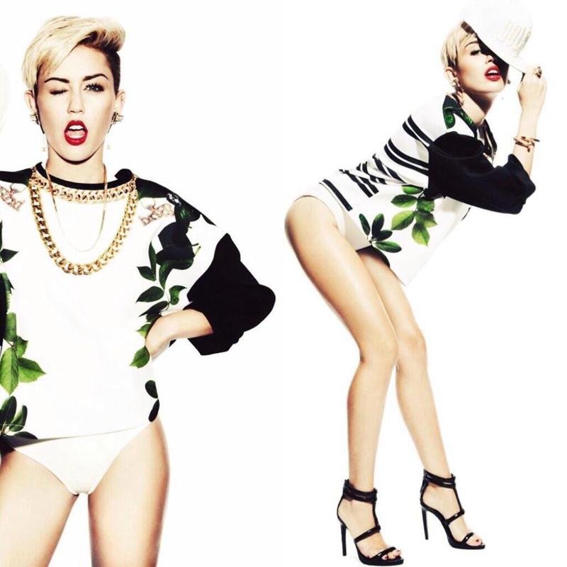 Un altro scatto da Twitter, decisamente più ammiccante, della provocatoria Miley Cyrus Un altro scatto da Twitter, decisamente più ammiccante, della provocatoria Miley Cyrus