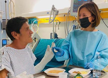 Gianni Morandi, la foto in ospedale con la moglie Anna scatena le critiche