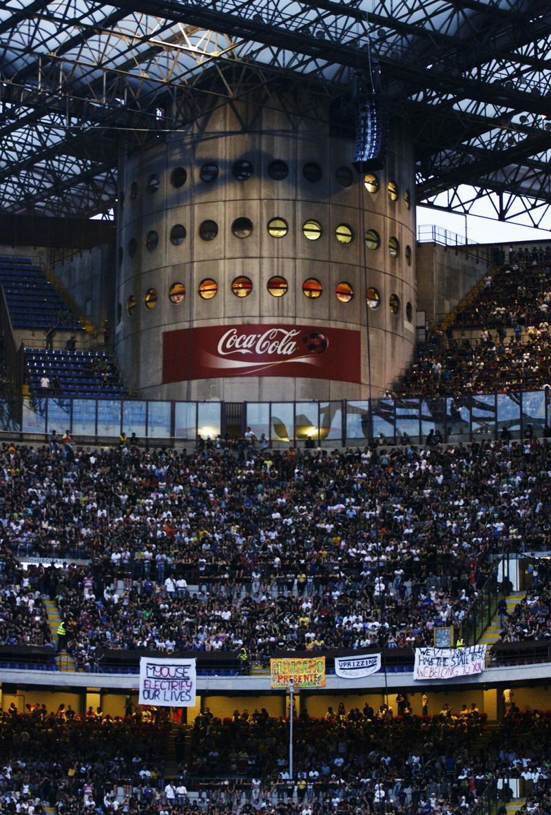 MUSE – Folla delle grandi occasioni l'8 giugno 2010 per l'esibizione della band di Matt Bellamy, che così festeggia in modo davvero speciale il suo trentaduesimo compleanno (con qualche ora di anticipo) MUSE – Folla delle grandi occasioni l'8 giugno 2010 per l'esibizione della band di Matt Bellamy, che così festeggia in modo davvero speciale il suo trentaduesimo compleanno (con qualche ora di anticipo)