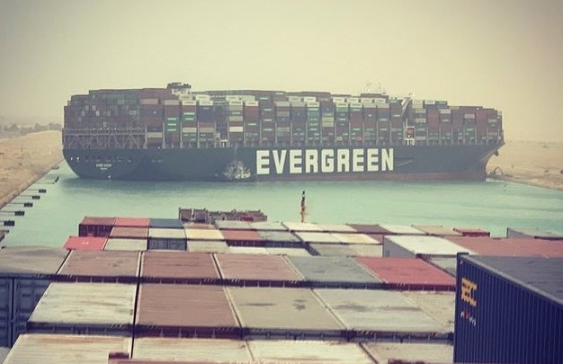 Enrome nave cargo blocca il Canale di Suez 