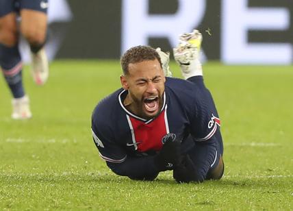 Neymar infortunio: lascia il campo in lacrime. E il Psg affonda col Lione