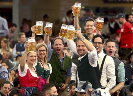 "Facciamo l'Oktoberfest 2021 all'Expo di Dubai", ma la Germania si ribella