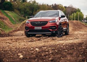 Opel Grandland X Hybrid4, l’off road non le fa paura