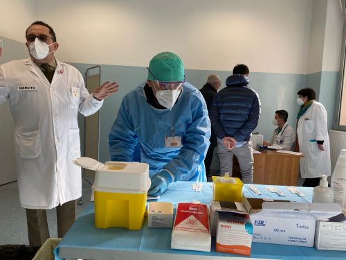 Il presidio per la somministrazione dei vaccini anti-covid all'ospedale militare di Baggio (Foto Mianews) Il presidio per la somministrazione dei vaccini anti-covid all'ospedale militare di Baggio (Foto Mianews)