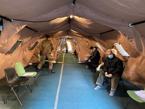 Il presidio per la somministrazione dei vaccini anti-covid all'ospedale militare di Baggio (Foto Mianews) Il presidio per la somministrazione dei vaccini anti-covid all'ospedale militare di Baggio (Foto Mianews)