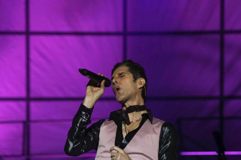 PERRY FARRELL – Un punto in comune tra David Bowie e il cantante dei Jane's Addiction è l'eclettismo: oltre a fare parte contemporaneamente di quattro band, Farrell si è distinto anche come attore, DJ e promotore del festival Loolapalooza PERRY FARRELL – Un punto in comune tra David Bowie e il cantante dei Jane's Addiction è l'eclettismo: oltre a fare parte contemporaneamente di quattro band, Farrell si è distinto anche come attore, DJ e promotore del festival Loolapalooza