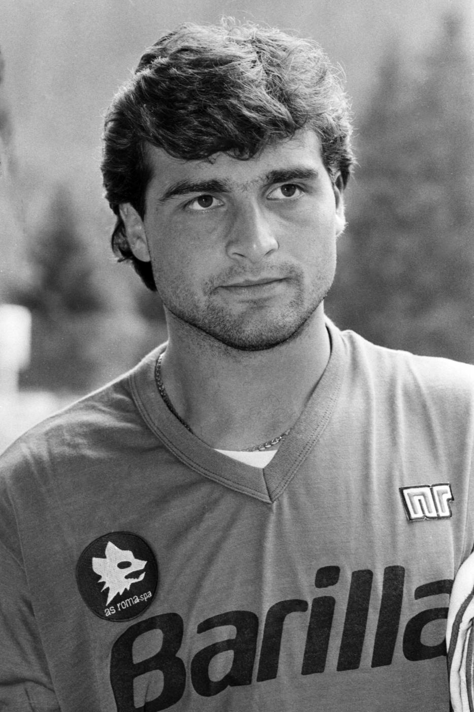 PORTIERE – ANGELO PERUZZI Ha esordito in Serie A con la maglia della Roma a soli 16 anni, a San Siro contro il Milan. Dopo aver conosciuto Lippi nella Juve, lo ha seguito all’Inter nella stagione 1999/2000, salvo poi passare alla Lazio. PORTIERE – ANGELO PERUZZI Ha esordito in Serie A con la maglia della Roma a soli 16 anni, a San Siro contro il Milan. Dopo aver conosciuto Lippi nella Juve, lo ha seguito all’Inter nella stagione 1999/2000, salvo poi passare alla Lazio.